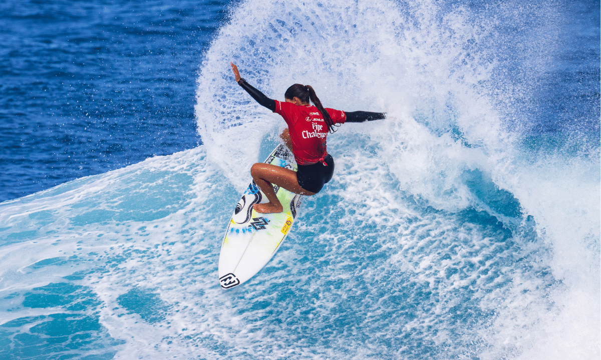 Luana Silva pega onda em Pipeline em etapa da WSL