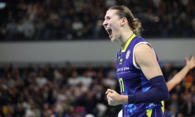 Antropova comemora ponto do Scandicci contra o Fenerbahce na Champions League de vôlei