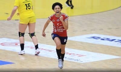 Na imagem, Bruna Barbosa comemorando um de seus gols.