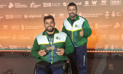 Jovane Guissone com seu treinador na Copa do Mundo de paraesgrima na Hungria