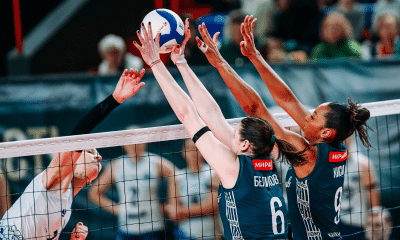 Kisy bloqueia bola em jogo do Lokomotiv Kaliningrado no campeonato russo de vôlei