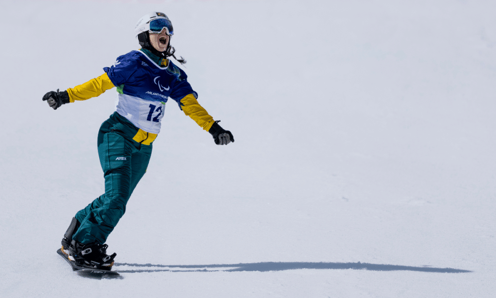Vitória Machado no banked slalom do parasnowboard nos Jogos Paralímpicos de Inverno Milão-Cortina 2026