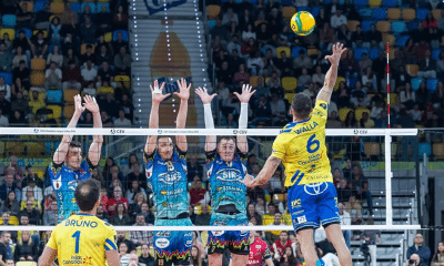 Walla ataca bola para o Guaguas Las Palmas contra o bloqueio do Perugia em jogo da Champions de vôlei masculino