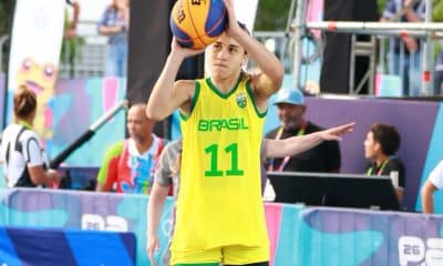 Na imagem, Nayara dos Santos em um arremesso sem marcação para o Brasil.