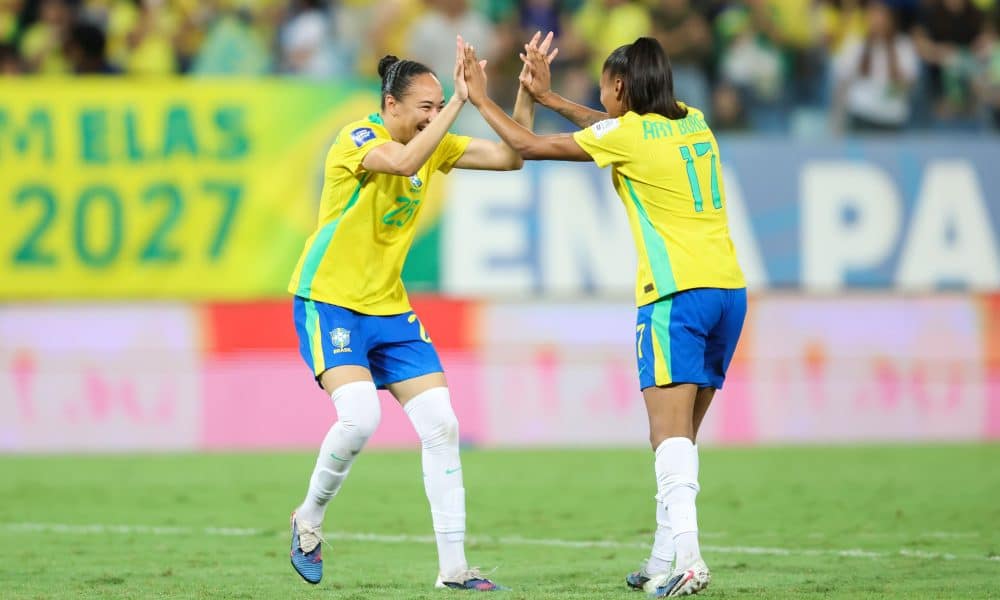 Aline Gomes celebra seu primeiro gol pela Seleção com Ary Borges,