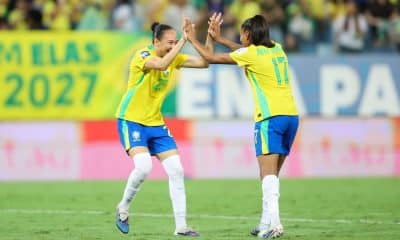 Aline Gomes celebra seu primeiro gol pela Seleção com Ary Borges,