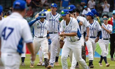 Na imagem, time do Brasil de beisebol saindo do campo após a partida.