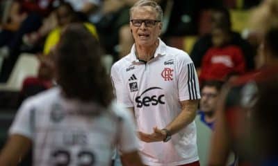 Bernardinho expressivo dentro de quadra como técnico do Flamengo