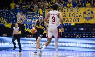 Na imagem, Sebastian Vega, de Boca Juniors, armando a jogada contra a marcação de Lucas Dias, do Franca.