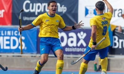 Na imagem, Rafael Larrubia comemorando o primeiro gol do Brasil na competição júnior de hóquei sobre a grama.