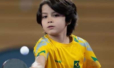 Rafael Suguimoto consegue se manter invicto na fase de grupos do WTT, brilha e vai à semifinal no WTT Youth Contender