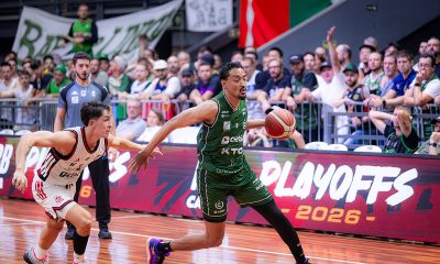 Na imagem, Juan Carlos Cárdenas conduzindo a jogada para o União Corinthians.