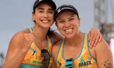 Na imagem, Carol Solberg e Rebecca comemorando passagem para semifinal do Elite 16.