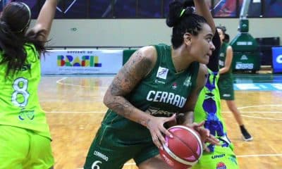 Na imagem, Sassá protegendo a bola antes de partir para o arremesso no garrafão adversário.