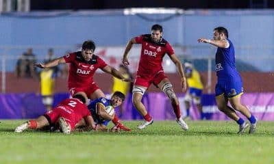 Na imagem, momento em que jogador do Dogos para ataque do Cobras.