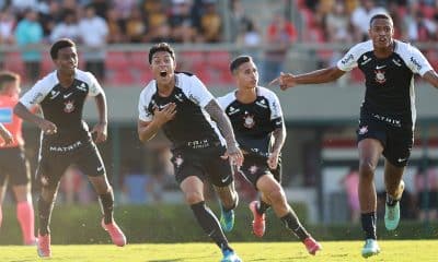 Na imagem, Gustavo Correa comemorando seu primeiro gol com a camisa do Corinthians.