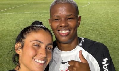 Na imagem, selfie de Jaque Ribeiro e Jhonson, autoras dos gols do Corinthians contra Ferroviária.