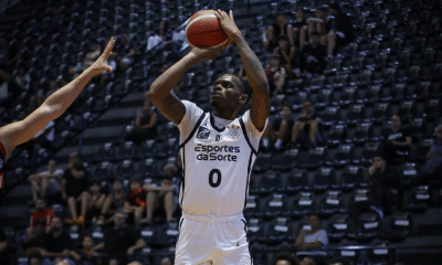 Davaunta Thomas acerta uma bola de três no estouro do cronômetro e garante a vitória do Corinthians, que abre vantagem na série contra a Unifacisa