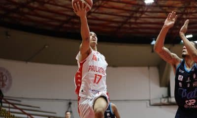 Na imagem, venezuelano Edson Tovar, que fez seu primeiro triplo-duplo pelo Paulistano, partido para bandeja.