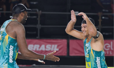 Evandro e Arthur Lanci ganharam na estreia da fase de grupos em Saquarema (Foto: FIVB/Divulgação)