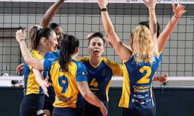 A líbero Tássia, camisa 9 do Corona Brasov, esteve em quadra na vitória pela semifinal da Liga Romena (Foto: Instagram @time_romania_volleyball)