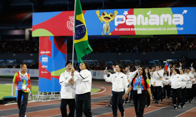 A judoca Clarisse Vallim e o wrestler Lavozier Marubo tiveram a missão de carregar a bandeira brasileira (Foto: Juliana Ávila/COB)
