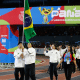A judoca Clarisse Vallim e o wrestler Lavozier Marubo tiveram a missão de carregar a bandeira brasileira (Foto: Juliana Ávila/COB)