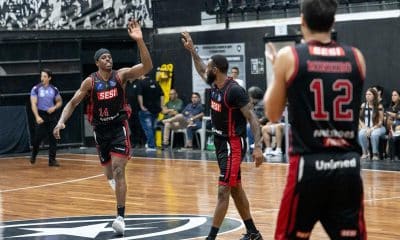 Na imagem, Georginho comemorando mais uma cesta com os companheiros de Franca.