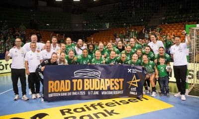 Na imagem, Bruna de Paula e o restante do time do Gyori comemorando a classificação nas quartas de final.