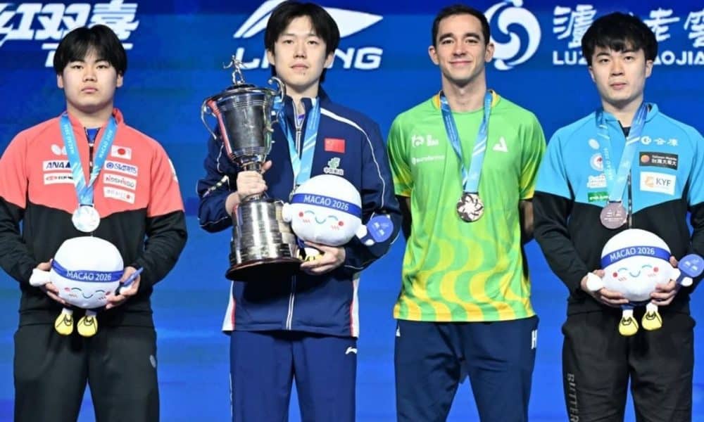Hugo Calderano no pódio da Copa do Mundo com a medalha de bronze (ITTF)