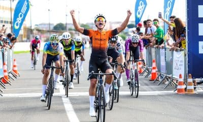 Na imagem, vitória de Ivan no sprint e comemoração após cruzar a linha.