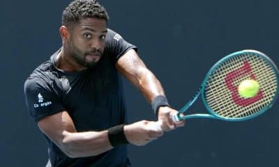 Na imagem, João Lucas Reis batendo na bolinha de backhand com sua raquete.