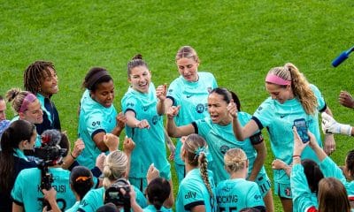 Na imagem, o time do Kansas City Current na corrente comemorando a vitória diante do Palmeiras.