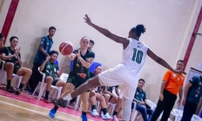 Na iamgem, Anna Paula, armadora do Maringá, dando passe para companheira.