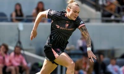 Na imagem, Maiara correndo para tocar a bola para uma companheira de Angel City.