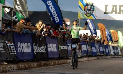 Na imagem, Alex Malacarne comemorando a vitória no interior mineiro destacado do pelotão.