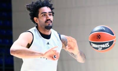 Na imagem, Marcio Santos passando a bola durante o treino.