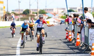 Na imagem Maria Clara Pessoa comemorando de braços abertos na linha de chegada.