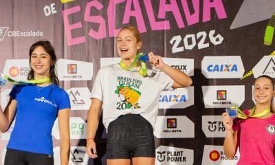 Na imagem, Mariana Hanggi com a felicidade de campeã, mostrando a medalha de ouro no pódio.