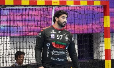 Na imagem, Mateus Buda postado de baixo das traves do gol do Nava.