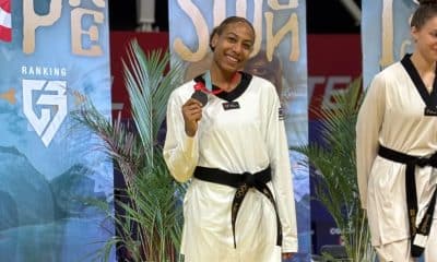 Na imagem, Mikaela Oliveira no pódio com a medalha de bronze.