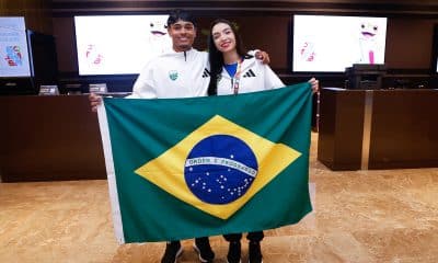 Na imagem, Emily Kuster e Kevin Aguero, que foram os porta-bandeiras do Brasil na Cerimônia de Encerramento.