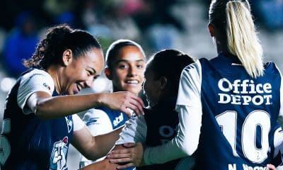 Na imagem, Aline Gomes comemorando gol de uma de suas companheiras de Pachuca.
