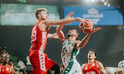 Na imagem, Lucas Siewert, que foi cestinha do Paulistano, bloqueando arremesso de Eugeniusz, do Bauru.