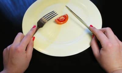 Pessoa olhando para prato vazio ou com pouca comida