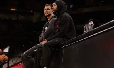 Na imagem, Tiago Splitter, técnico do Portland Trail Blazers, pensando como encontrar uma solução para virar a série.