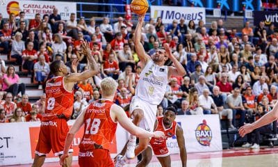 Na imagem, Raulzinho concluindo o floater após deixar adversário para trás.
