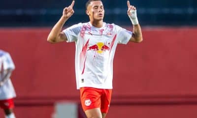 Na imagem, um dos jogadores do Red Bull Bragantino comemorando gol em Salvador.