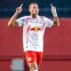 Na imagem, um dos jogadores do Red Bull Bragantino comemorando gol em Salvador.