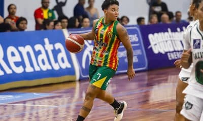 Na imagem, Lays da Silva na armação da jogada para o Sampaio Basquete.